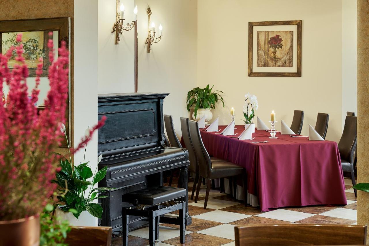 Hotel Jaśmin Owińska Buitenkant foto